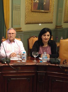 Francis presentando la moción en el Pleno mayo