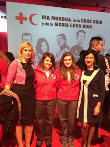 Francis y Carmen con las voluntarias de la Cruz Roja.