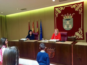 Francis y Carmen con los niños en el Ayuntamiento