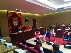 Niños en el Ayuntamiento. Carmen y Francis.