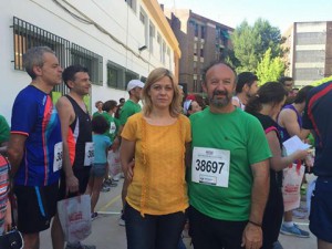 Carmen junto al presidente del Telefóno de la Esperanza