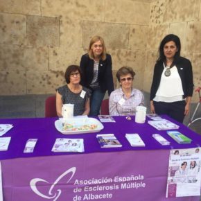 Cs Albacete visita la mesa informativa de la Asociación de Esclerosis Múltiple