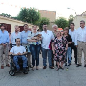 Arturo Gotor celebra con los vecinos del barrio Hermanos Falcó el inicio de sus fiestas