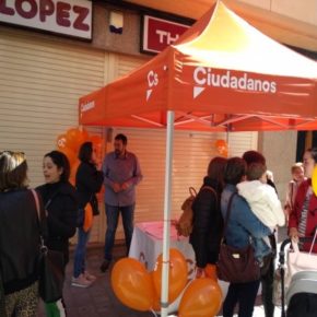 Excelente acogida de los vecinos de Almansa a la Carpa ciudadana de Ciudadanos