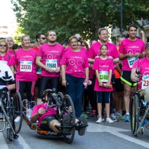 El alcalde da la salida a los más de 1.400 corredores que han tomado parte en la XI Carrera de la Mujer organizada por AMAC