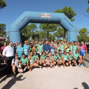 El alcalde saludó a voluntarios y corredores en la IV Carrera Popular 'Virgen del Pilar' organizada por la Guardia Civil