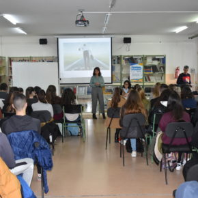 La concejal de Emprendimiento anima a los alumnos del IES Federico García Lorca a tener iniciativa y emprender sus propios negocios